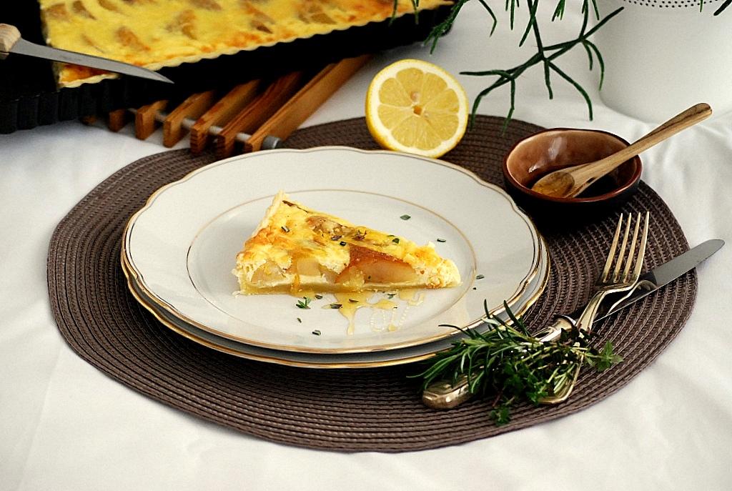 Rezeptbild: Ziegenkäse-Birnen-Quiche mit Honig und Rosmarien