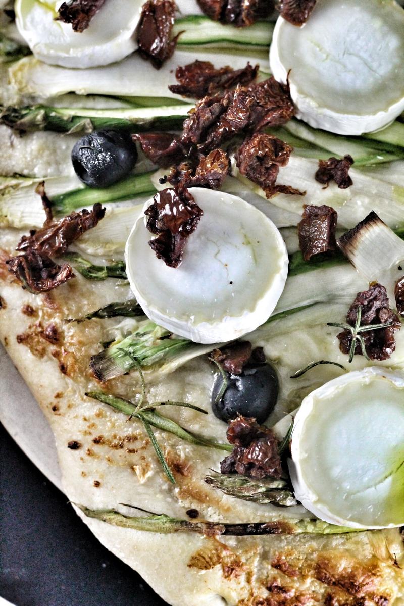 Rezeptbild: Leckere Spargelpizza mit Ziegenkäse