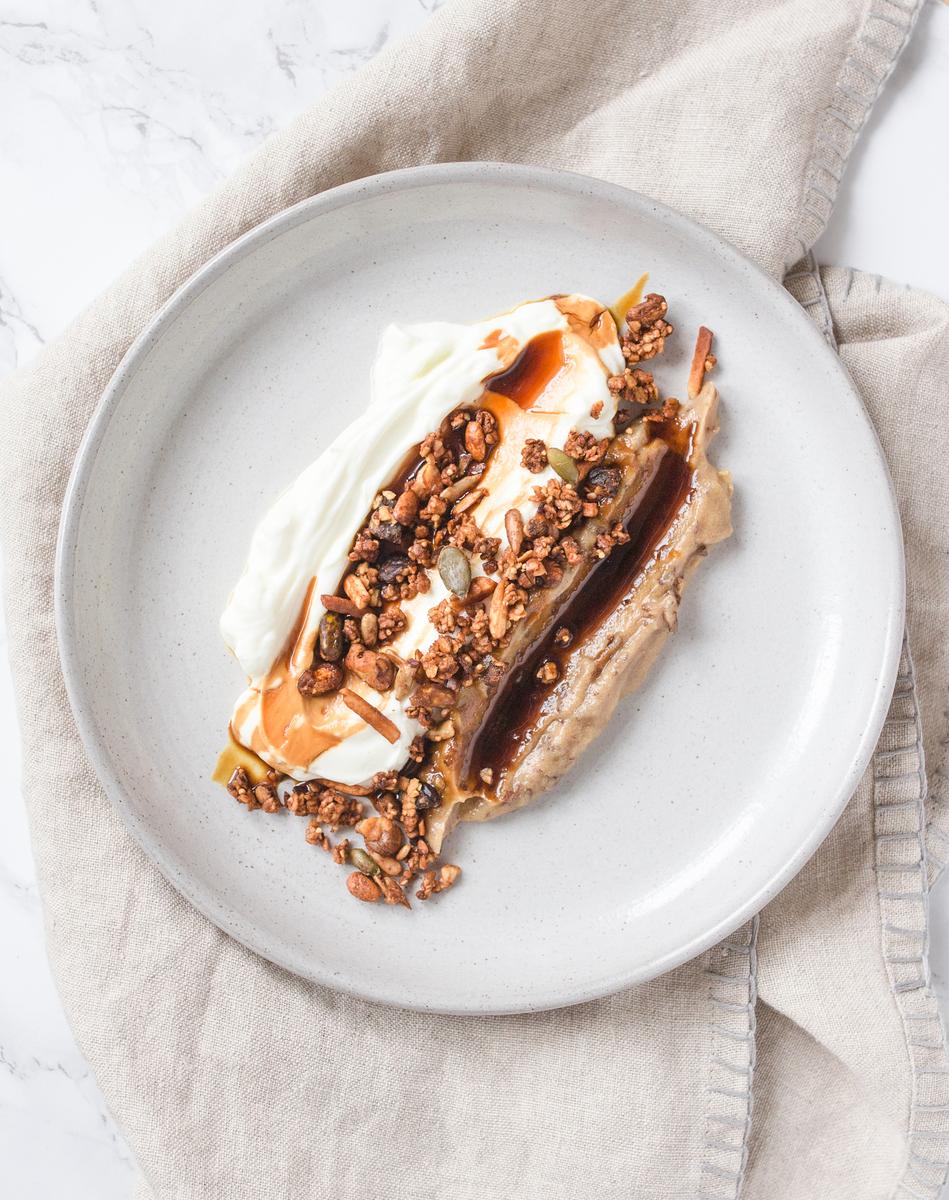 Rezeptbild: Labneh mit Dattel 'Hummus' und Chai Granola