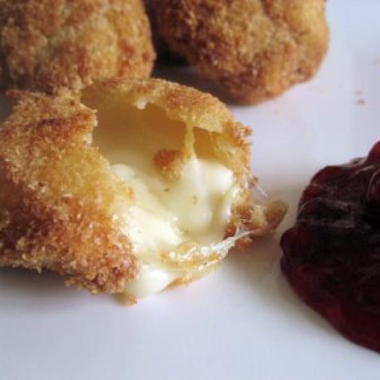 Rezeptbild: Käsetaler mit Preiselbeeren