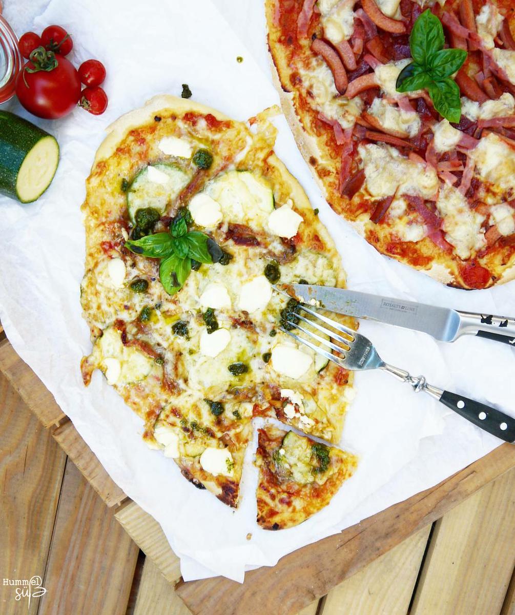 Rezeptbild: Homemade Pizza, mit selbstgemachter Tomatensoße