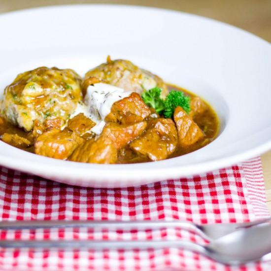 Rezeptbild: Malzbiergulasch mit Semmelknödeln