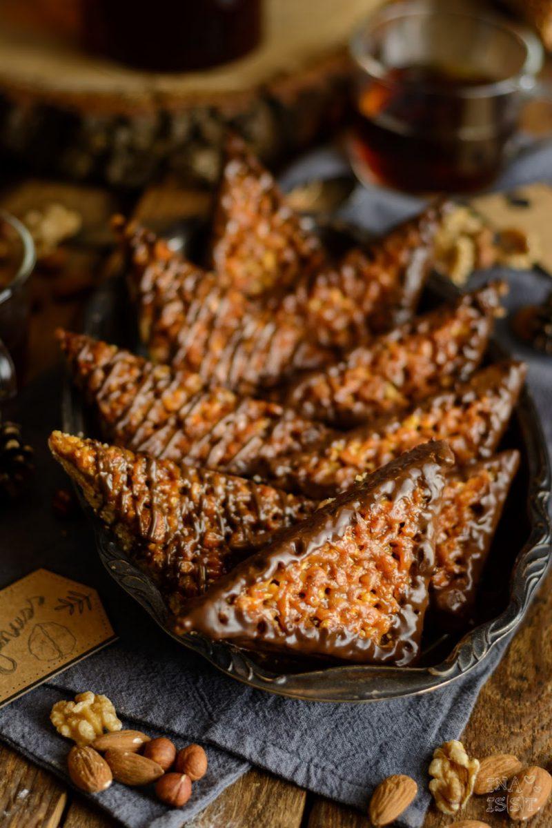 Rezeptbild: Klassische Nussecken mit Waldhonig und Brombeergelee
