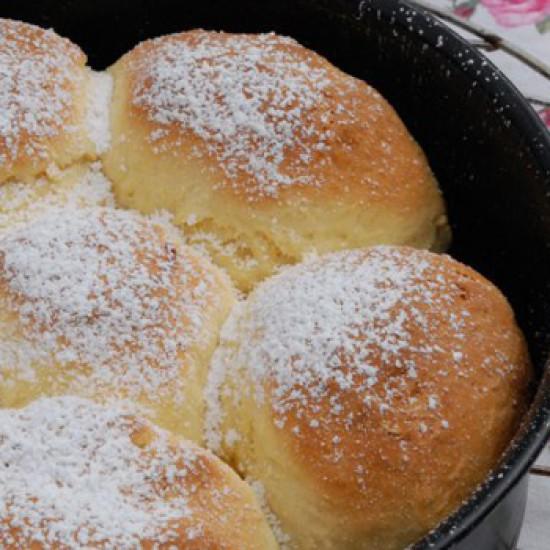 Rezeptbild: vegane Buchteln mit Pflaumen