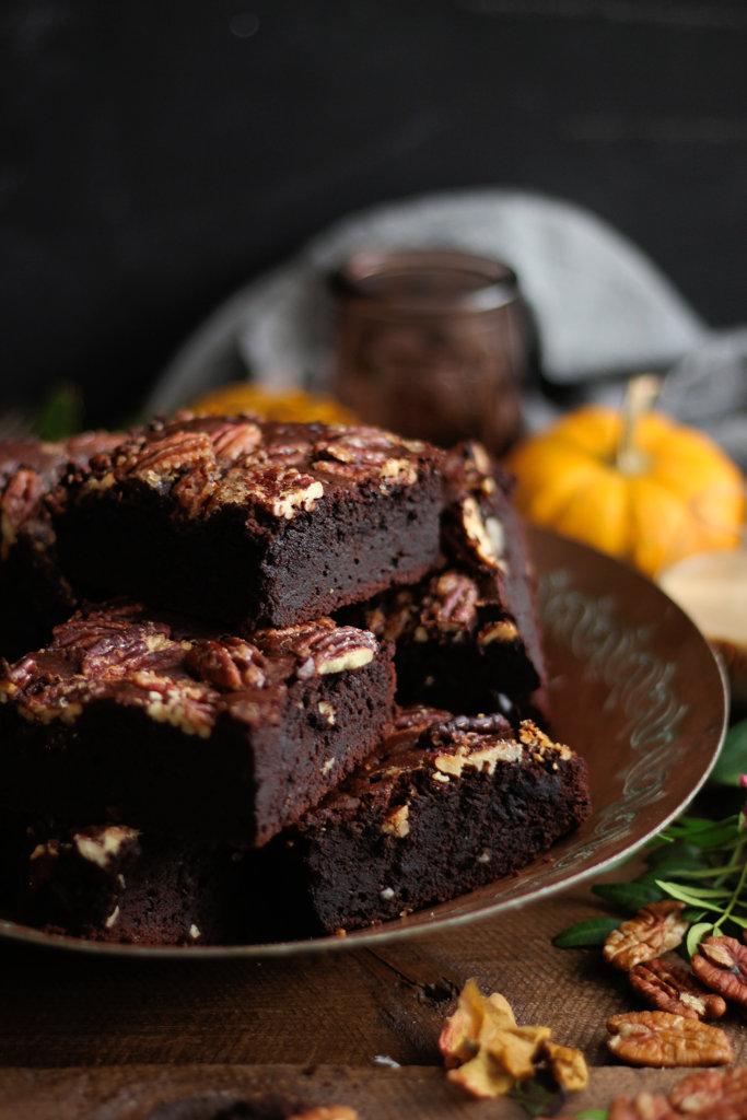 Rezeptbild: Toffee Brownies mit gesalzenen Pekanüssen und Ahornsirup