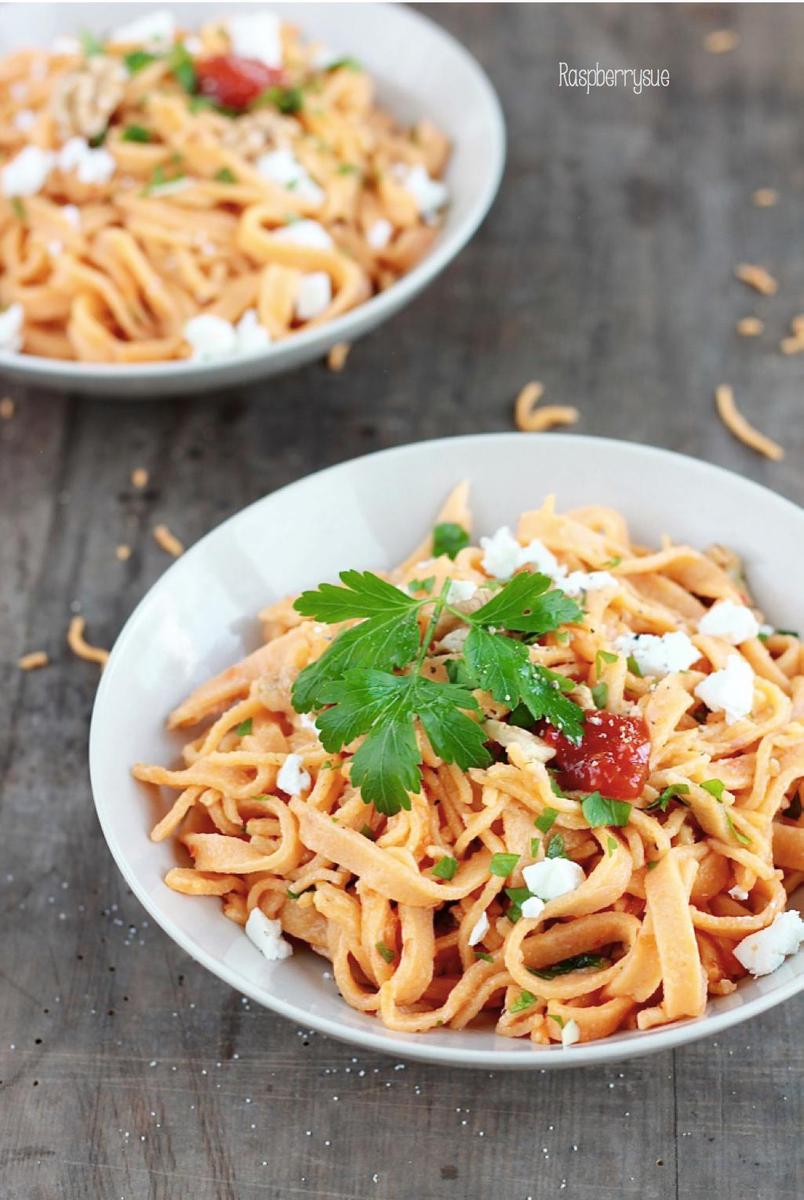 Rezeptbild: Hausgemachte Ajvar Pasta mit Petersilie, Zitrone und Feta