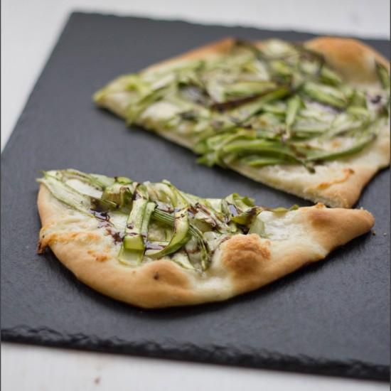 Rezeptbild: Pizza mit grünem Spargel, Büffelmozzarella und Knoblauch