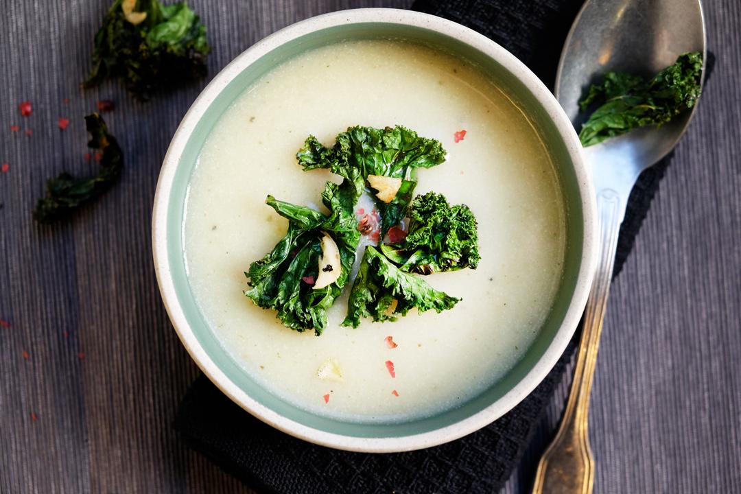 Rezeptbild: Blumenkohlsuppe mit Zitrone und knusprigen Grünkohlchips