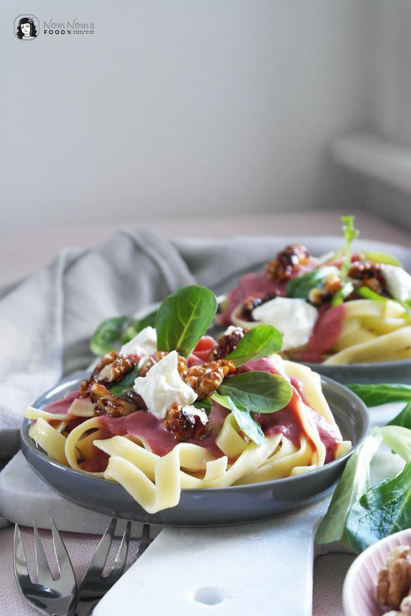 Rezeptbild: Pasta mit Rote-Bete-Ziegenkäse-Sauce, karamellisierten Walnüssen und Feldsalat