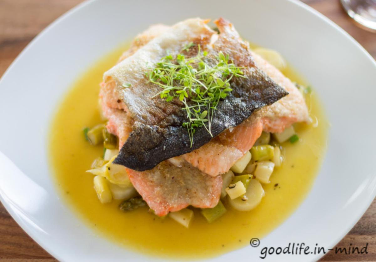 Rezeptbild: Spargel in Orangen-Butter-Sauce mit Forellenfilets aus dem Ofen