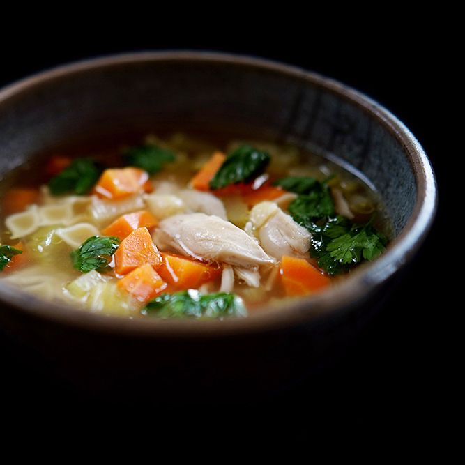 Rezeptbild: Klassische Hühnerbrühe mit Nudeln und Gemüseeinlage