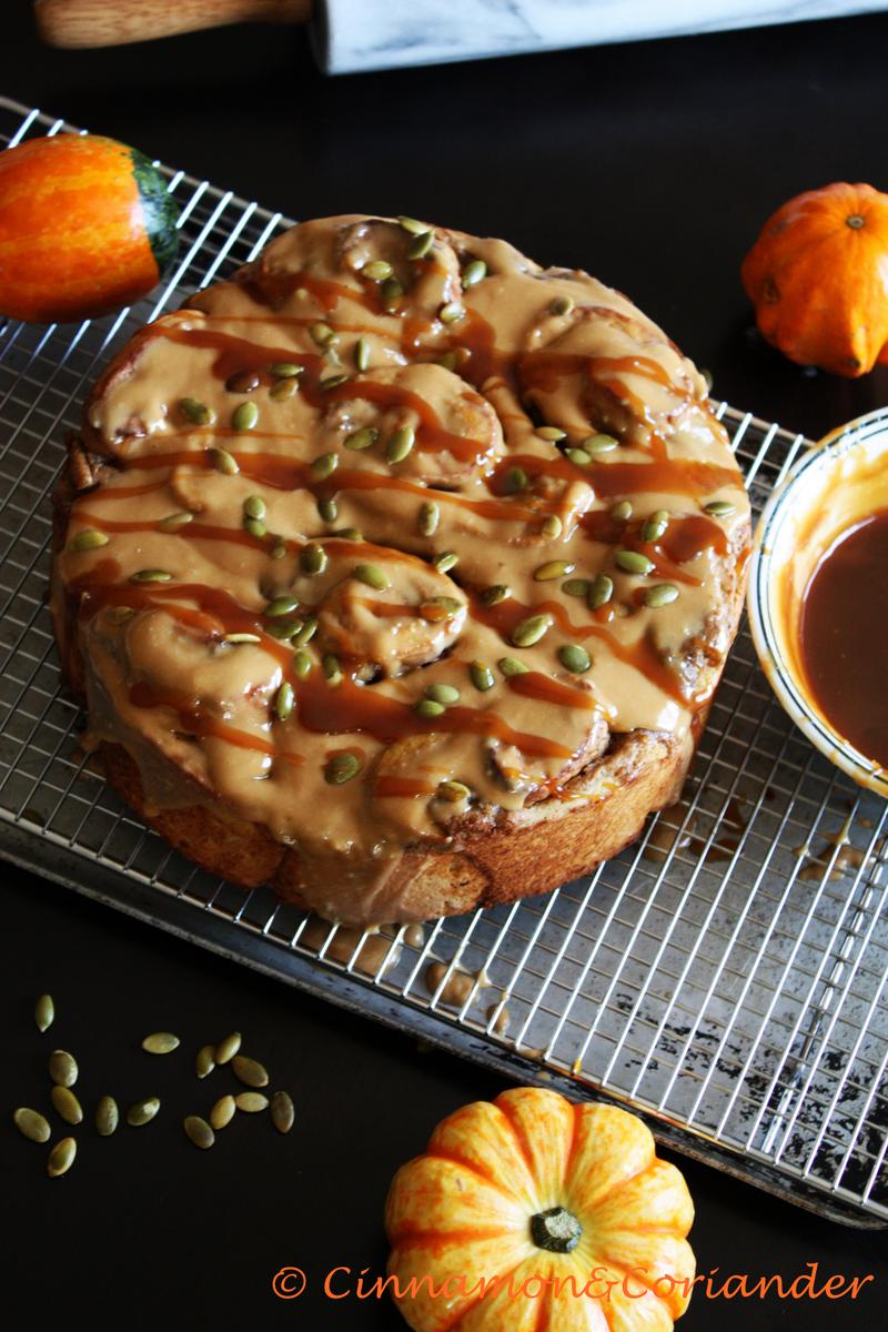 Rezeptbild: Pumpkin Pie Buns mit Salzkaramell Frosting