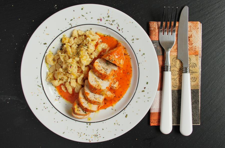 Rezeptbild: Paprikahendl mit Butternockerln