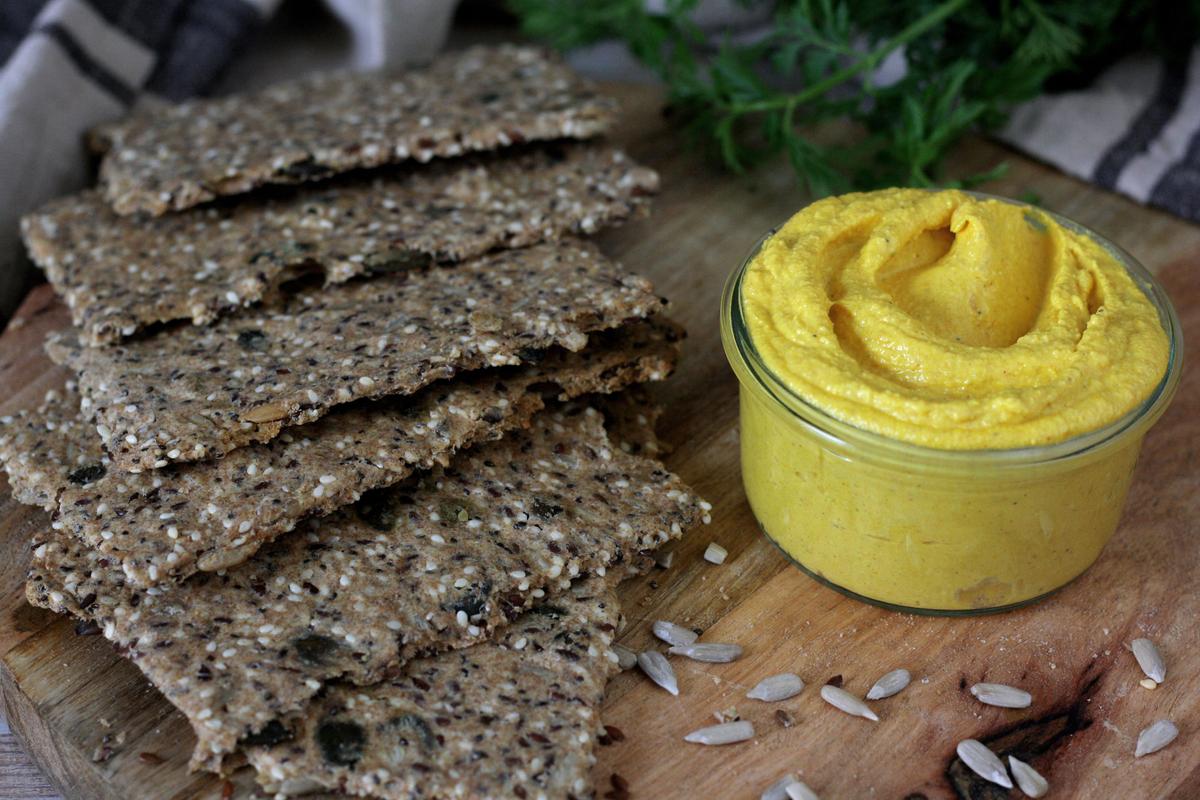 Rezeptbild: Selbstgebackenes Knäckebrot mit Möhrenaufstrich