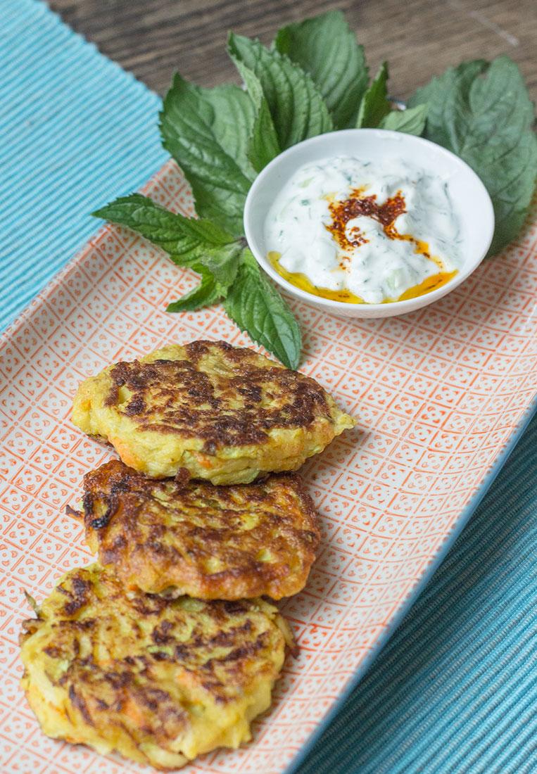 Rezeptbild: Türkische Mücver: Zucchini-Möhren-Puffer 