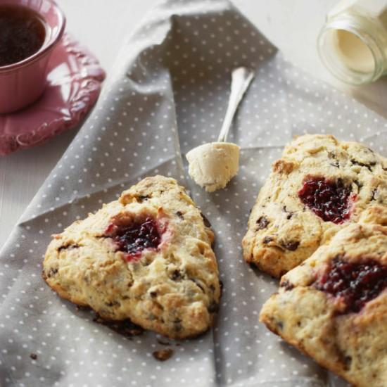 Rezeptbild: Marzipan-Schoko-Scones mit Marmelade