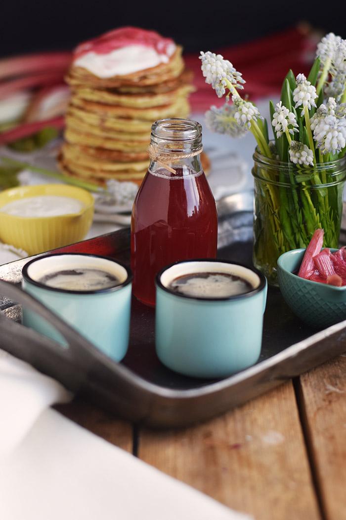 Rezeptbild: Rhabarber Sirup und Buttermilch Pancakes