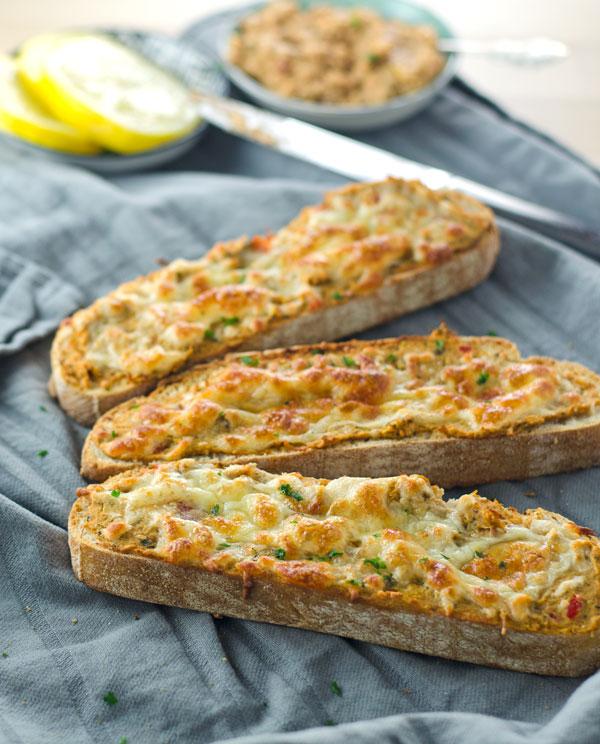 Rezeptbild: ÜBERBACKENE THUNFISCH-ARTISCHOCKEN CROSTINI