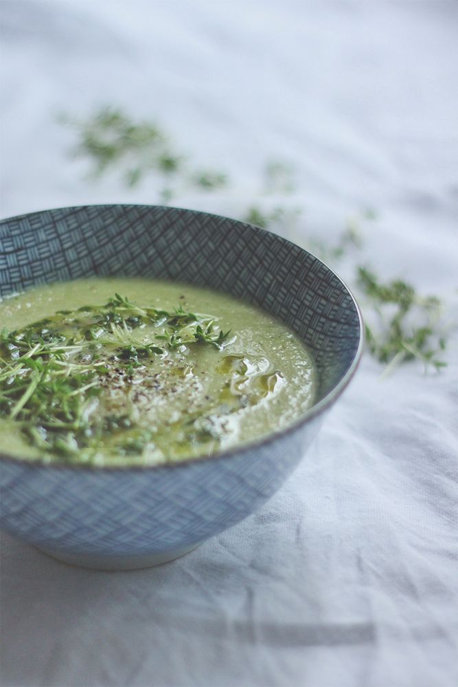 Rezeptbild: Kalte Kohlrabisuppe mit Meerrettich und Kresse