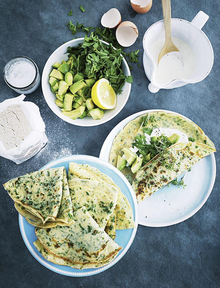 Rezeptbild: Kräuterpfannkuchen mit Avocado und Rucola