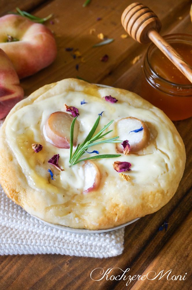 Rezeptbild: Vanillefladen mit Bergpfirsichen, Honig und Rosmarin