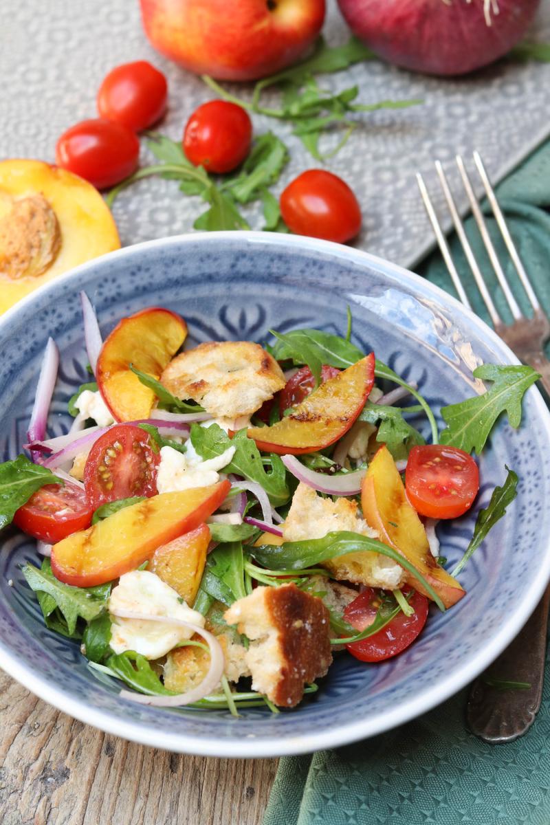 Rezeptbild: Brotsalat mit gebratenen Nektarinen, Mozzarella und Rucola