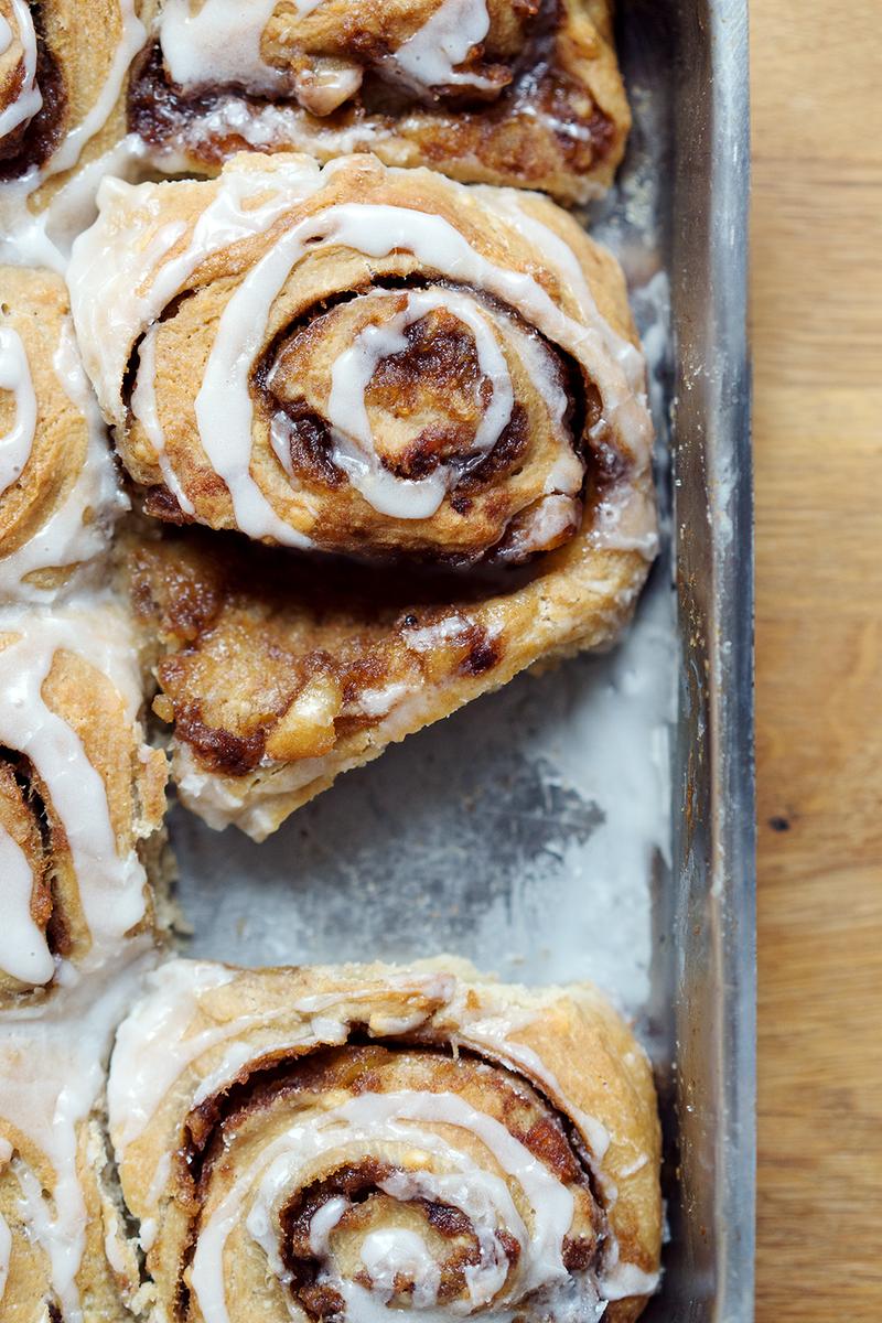 Rezeptbild: Zimtschnecken mit Äpfeln, Kardamom und Sauerteig