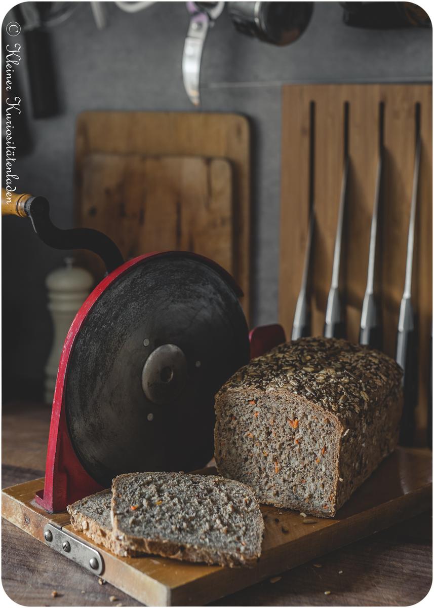 Rezeptbild: Vollkornbrot mit Saaten und Karotte
