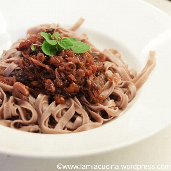 Rezeptbild: Rotweinnudeln, mit Jahrgang