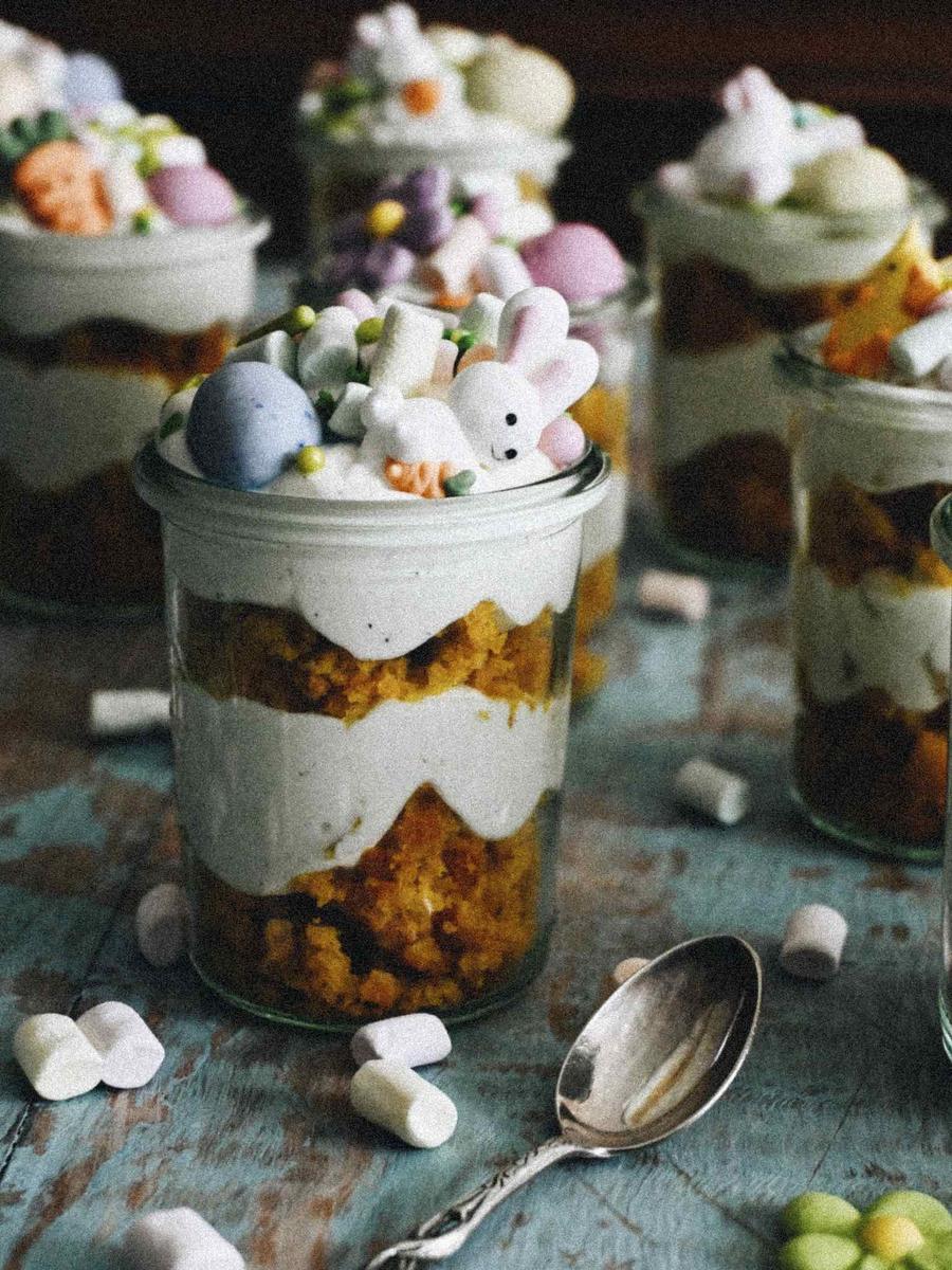 Rezeptbild: OSTER-DESSERT MIT MÖHRENKUCHEN UND PFIRSICH-QUARK