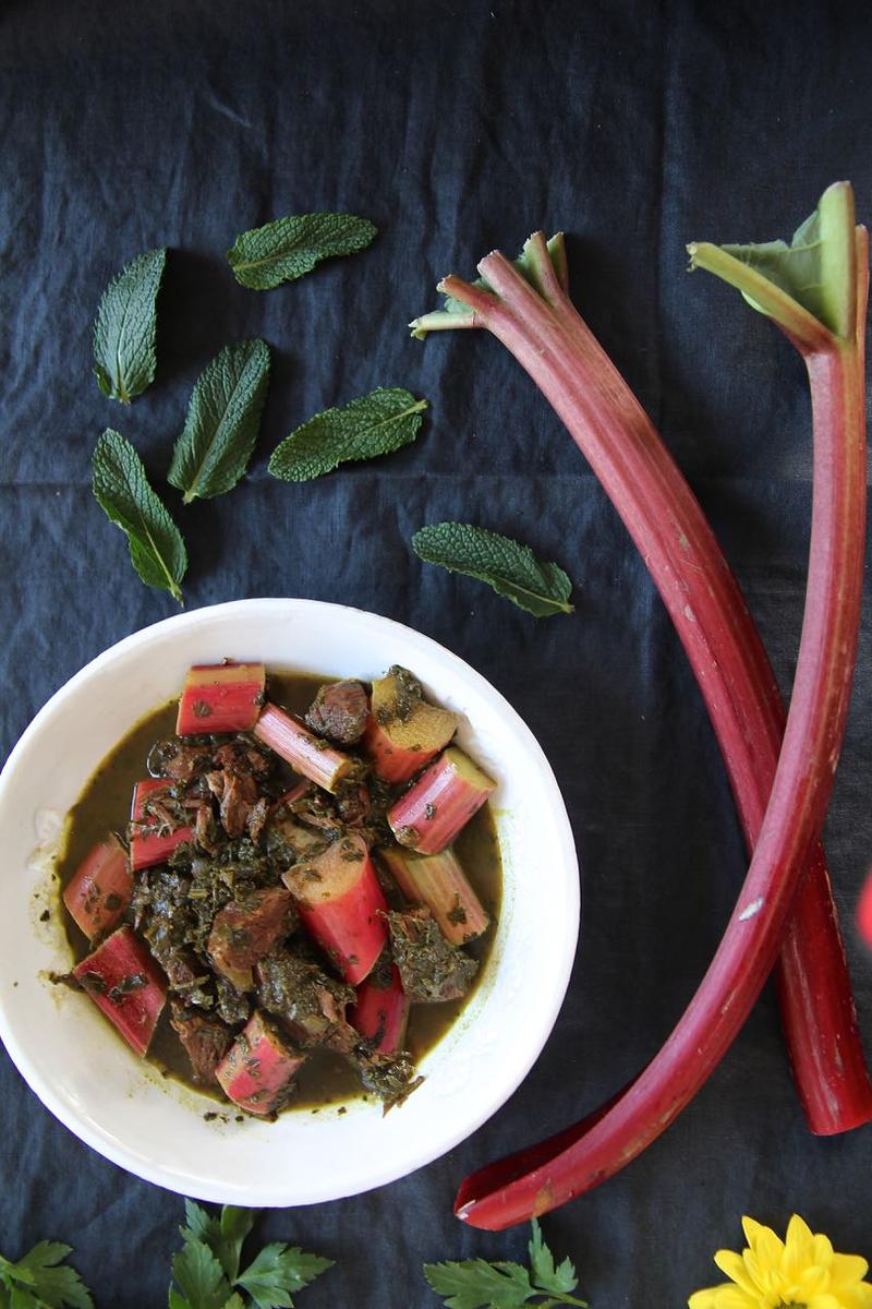 Rezeptbild: Khoresht-e Rivas - persisches Rhabarberschmorgericht in Minz-Petersilien-Sauce