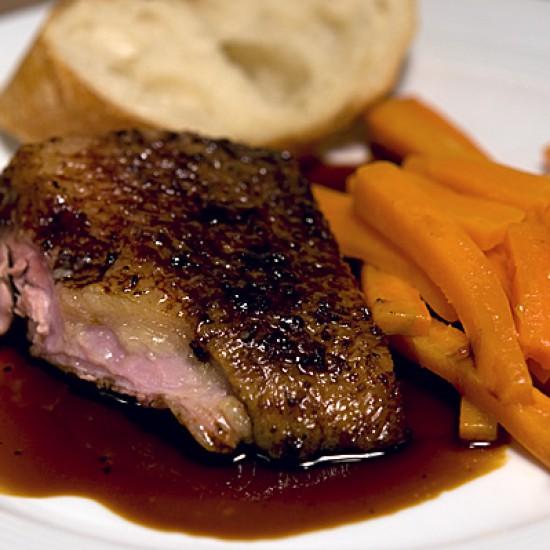Rezeptbild: Ente mit Essigkaramelsauce und Chili-Ingwer-Karotten