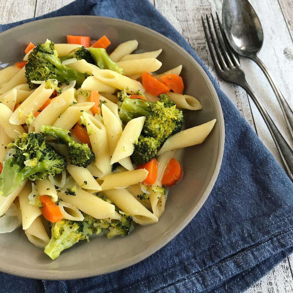 Rezeptbild: One-Pot-Pasta mit Möhre und Brokkoli