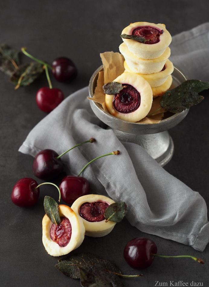 Rezeptbild: Ziegenkäse-Küchlein mit Kirschen und karamellisiertem Salbei