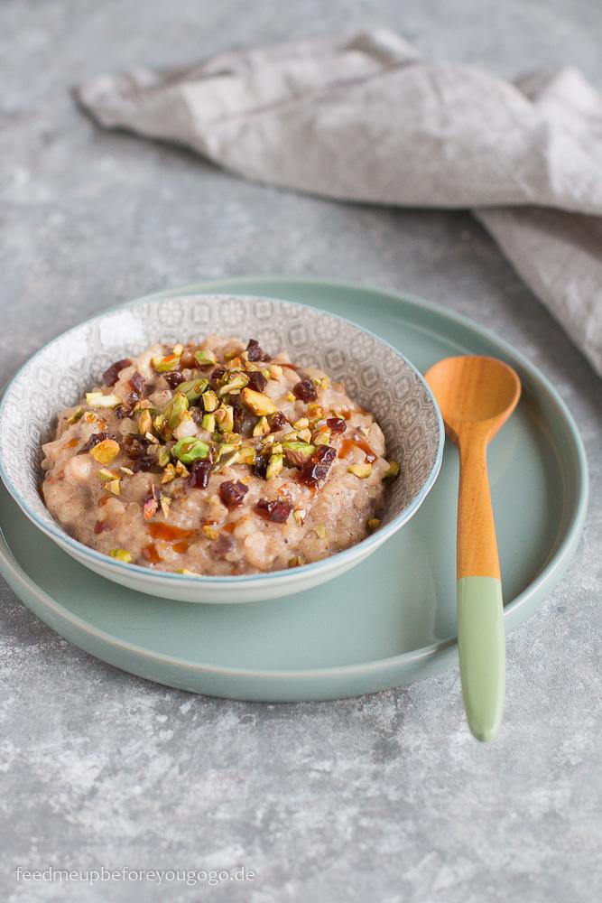 Rezeptbild: Orientalischer Milchreis mit Datteln, Pistazien und Kardamom