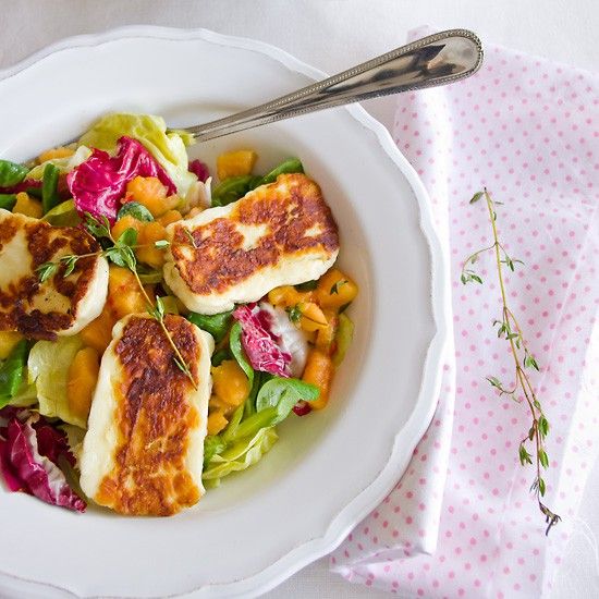 Rezeptbild: Papayasalat mit gebratenem Halloumi