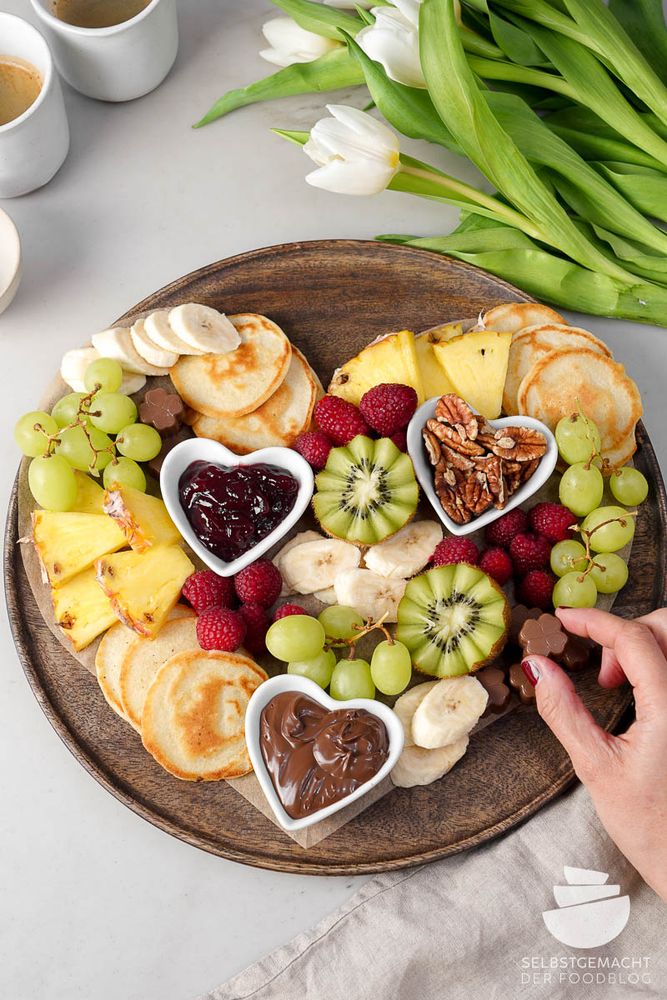 Rezeptbild: Süßes Snackboard mit Pancakes als romantisches Frühstück