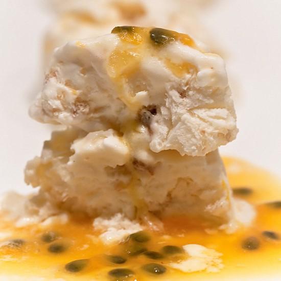 Rezeptbild: Nougat glacé mit Passionsfrucht-Sauce