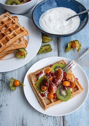 Rezeptbild: Kakao-Waffeln mit Mascarpone-Joghurt und Früchten