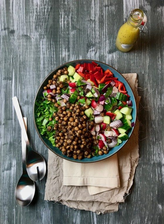 Rezeptbild: Bunter Salat mit gebratenen Kichererbsen nach Ottolenghi