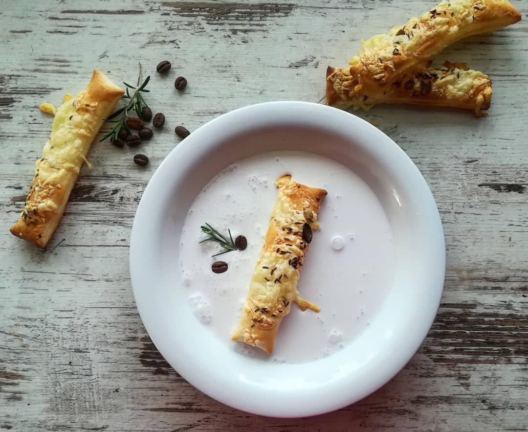 Rezeptbild: Cremige Zwiebel-Kaffeesuppe mit knusprigen Käsestangen
