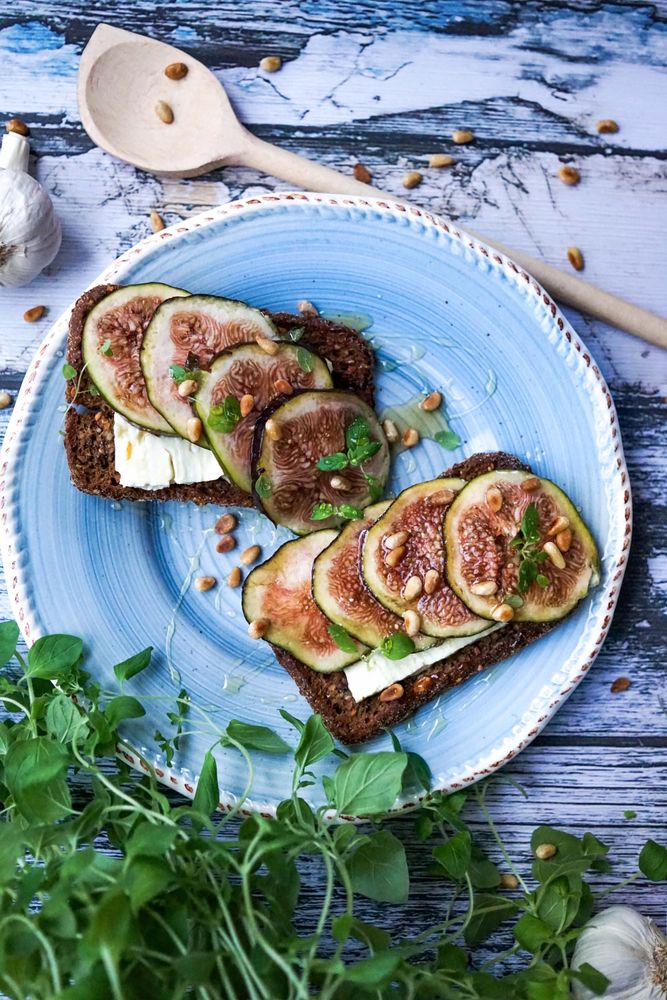 Rezeptbild: FEIGEN HONIG CROSTINI MIT SCHAFSKÄSE UND GERÖSTETEN PINIENKERNEN