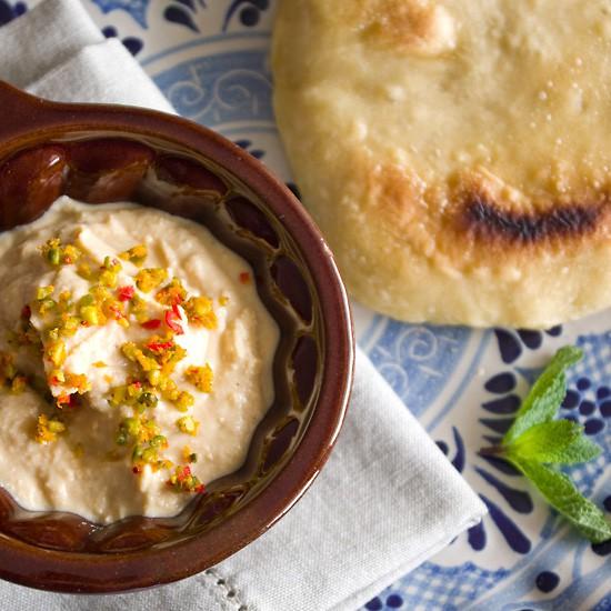 Rezeptbild: Hummus mit Orangen-Pistazien-Sprinkle