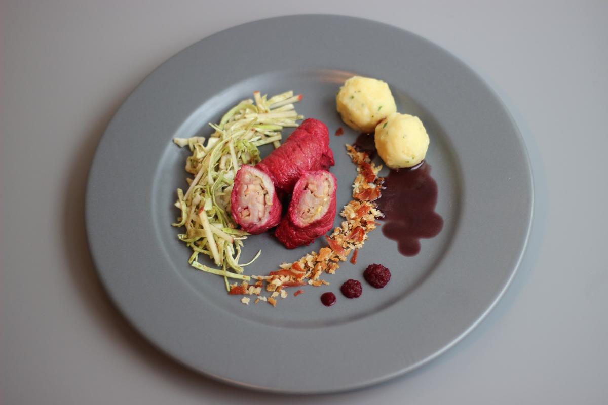 Rezeptbild: Rotes Kalbsroulädchen mit Südtiroler Speck & Apfel, Erdapfelknödel und austrian coleslaw