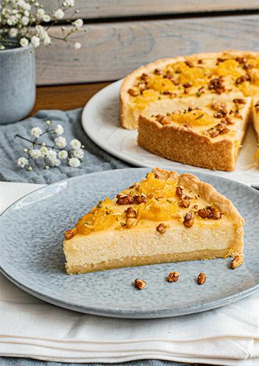 Rezeptbild: Ricotta-Kuchen mit karamellisierten Pinienkernen und Orangen