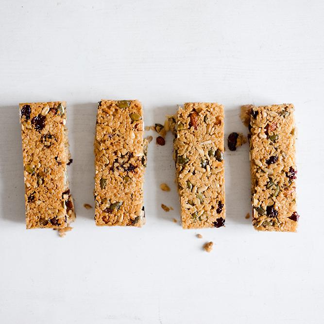 Rezeptbild: Müsliriegel mit Walnüssen, Cranberries und Ahornsirup [Granola Bars]