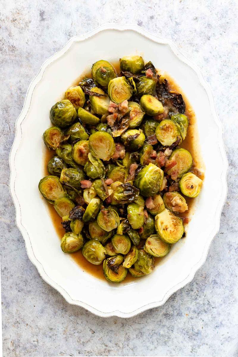 Rezeptbild: Gerösteter Rosenkohl mit Speck und Datteln