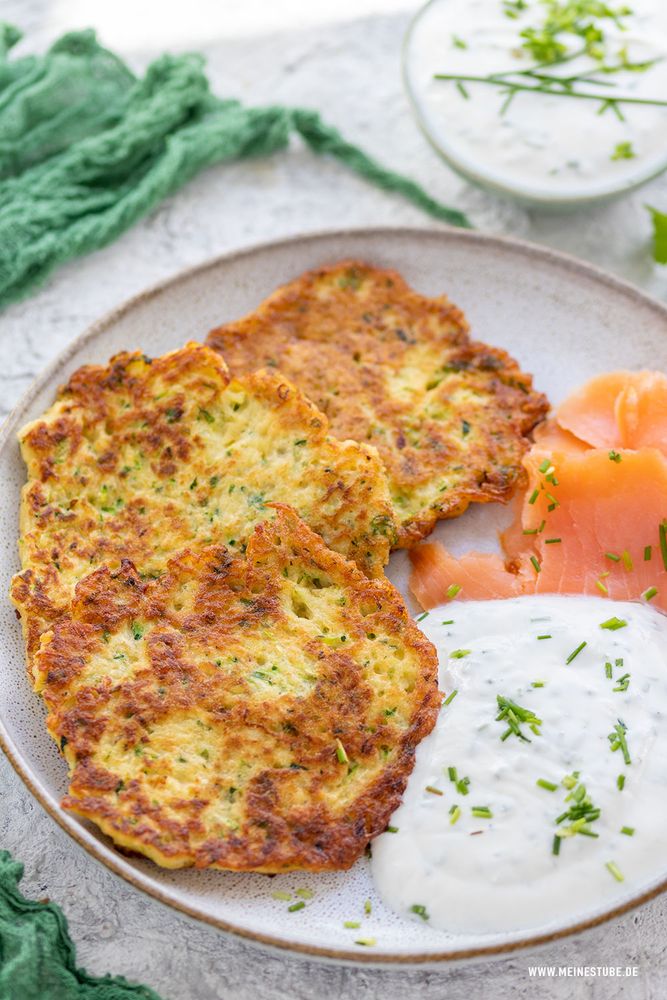 Rezeptbild: Kartoffel-Zucchini-Puffer mit Lachs und Joghurt