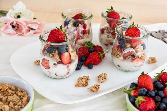 Rezeptbild: fruchtiges Vanille-Dessert mit Haferflocken-Mandel-Crunchies