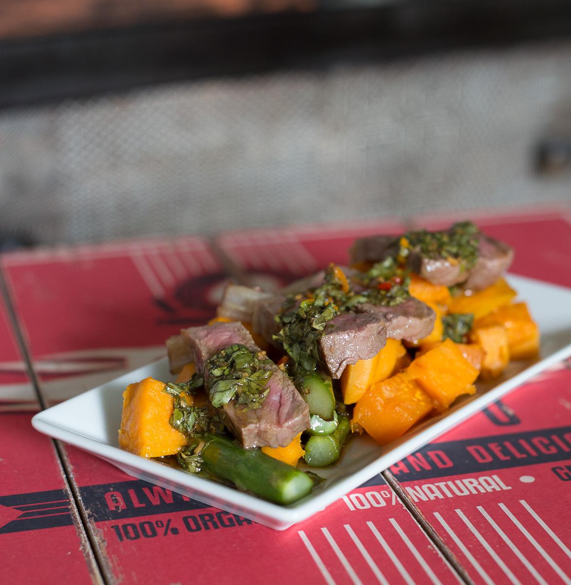 Rezeptbild: Rumpsteak, Süßkartoffel und grüner Spargel mit Chimichurri
